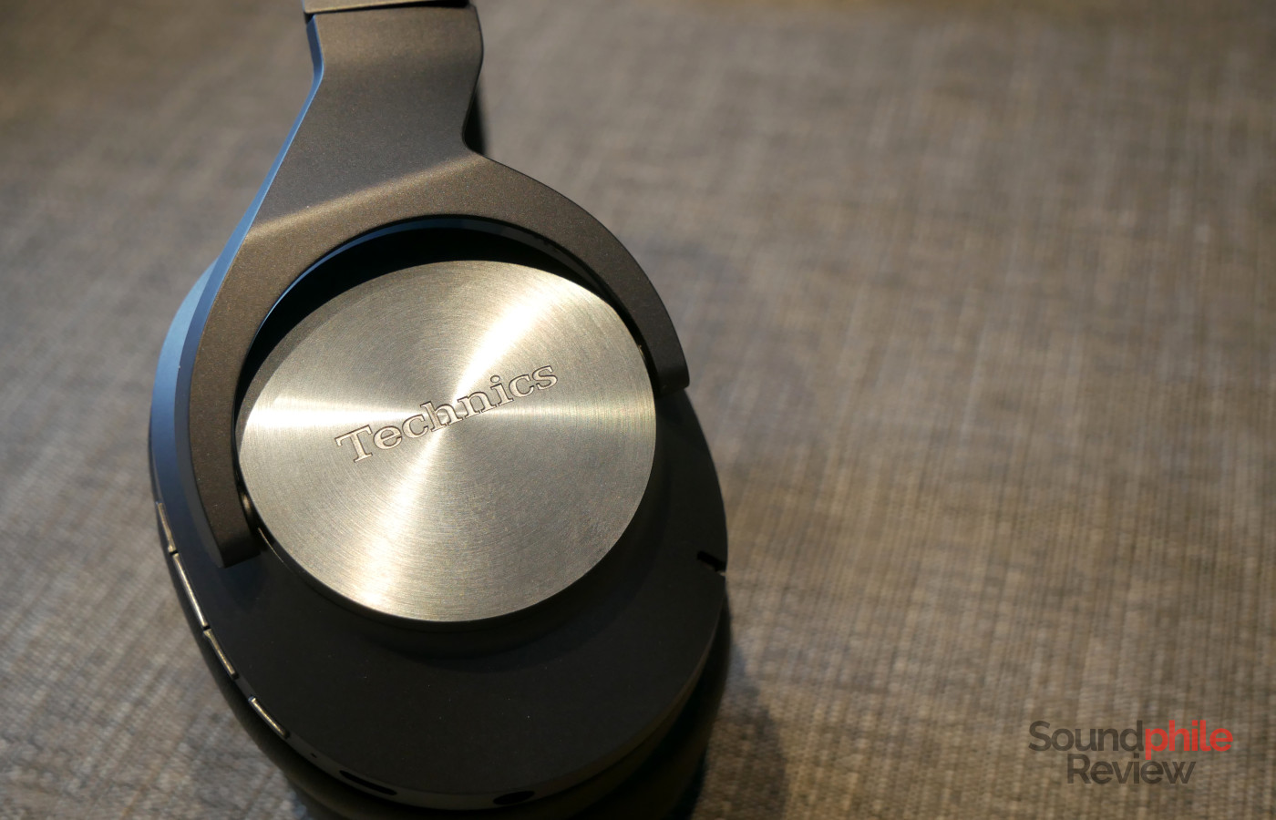 Technics EAH-A800's earcups are cvered with a metal plate