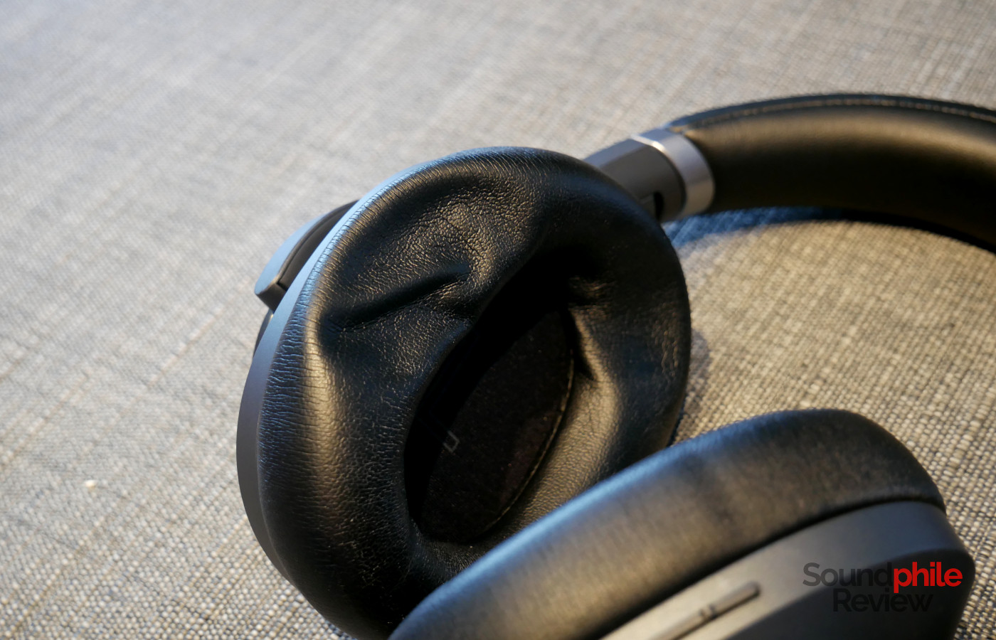 The earpads of the Technics EAH-A800 are made of memory foam