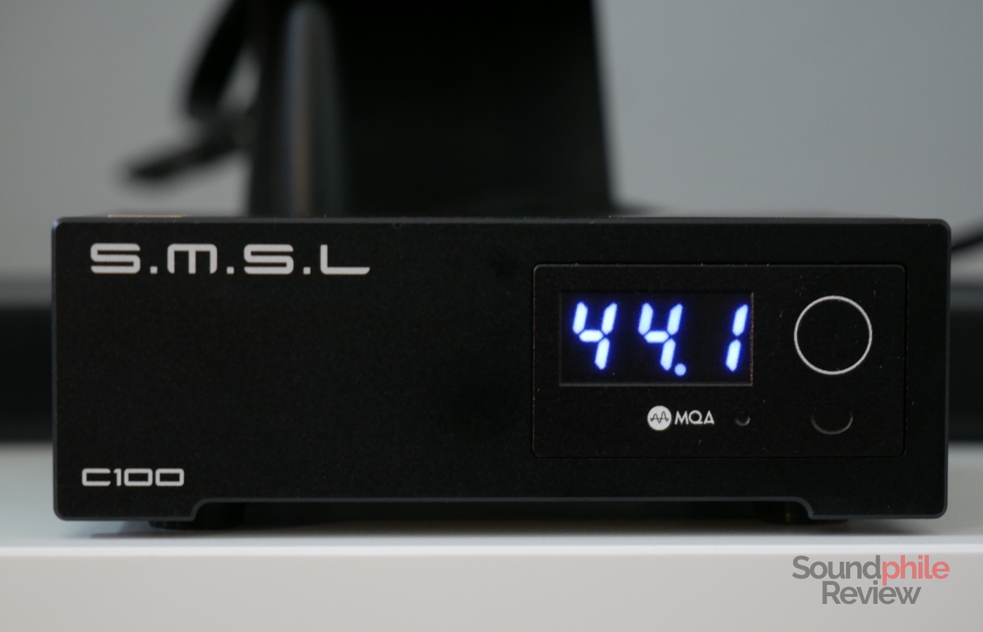 SMSL C100 review has a numeric display on its front