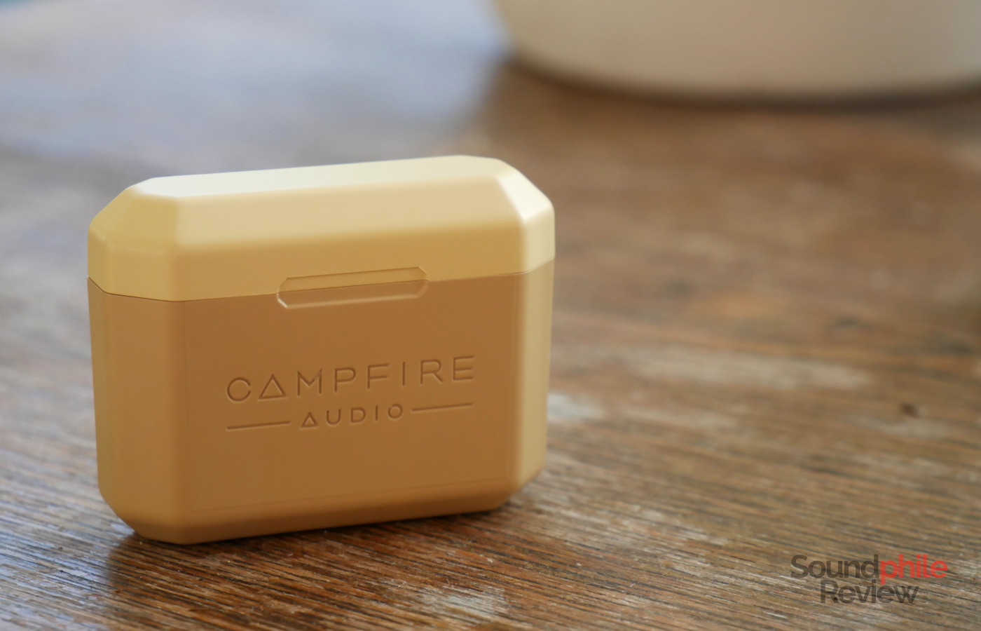 The Campfire Audio Orbit come in a small and light case