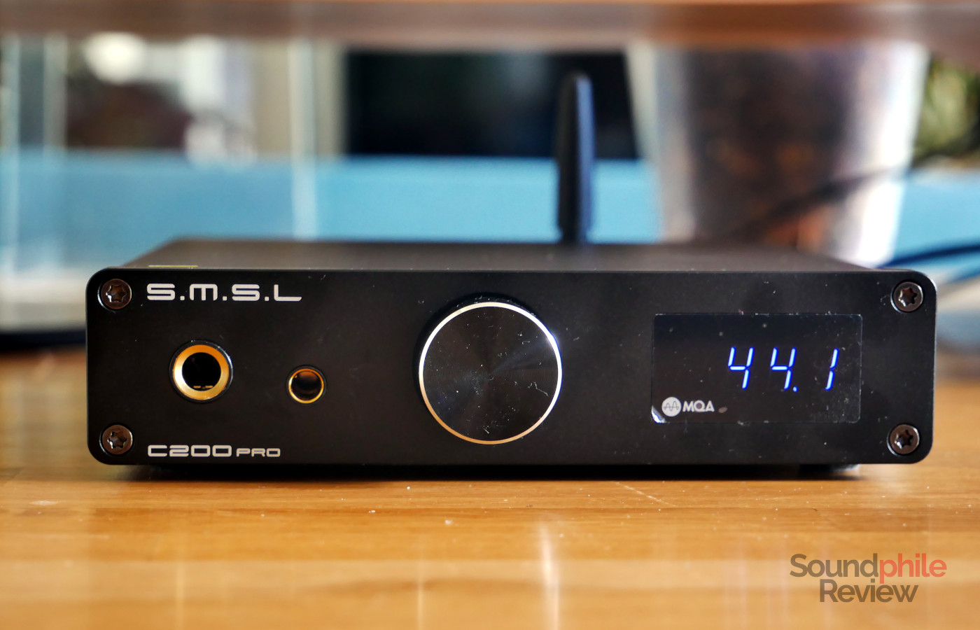 The front of the SMSL C200 Pro hosts the headphone outputs, the volume wheel and a screen