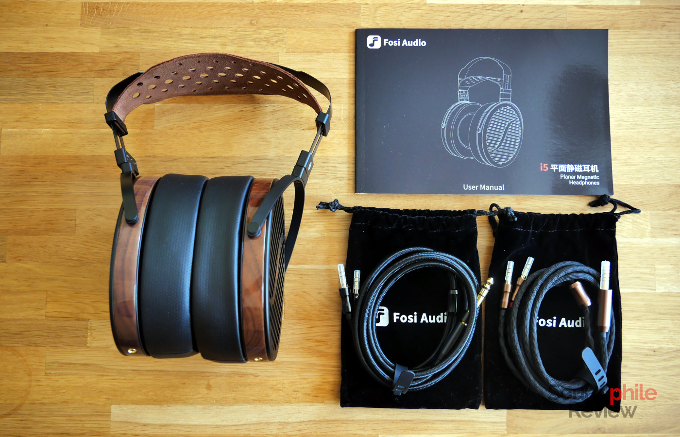 Fosi Audio i5 headphones with the accessories: manual and two cables
