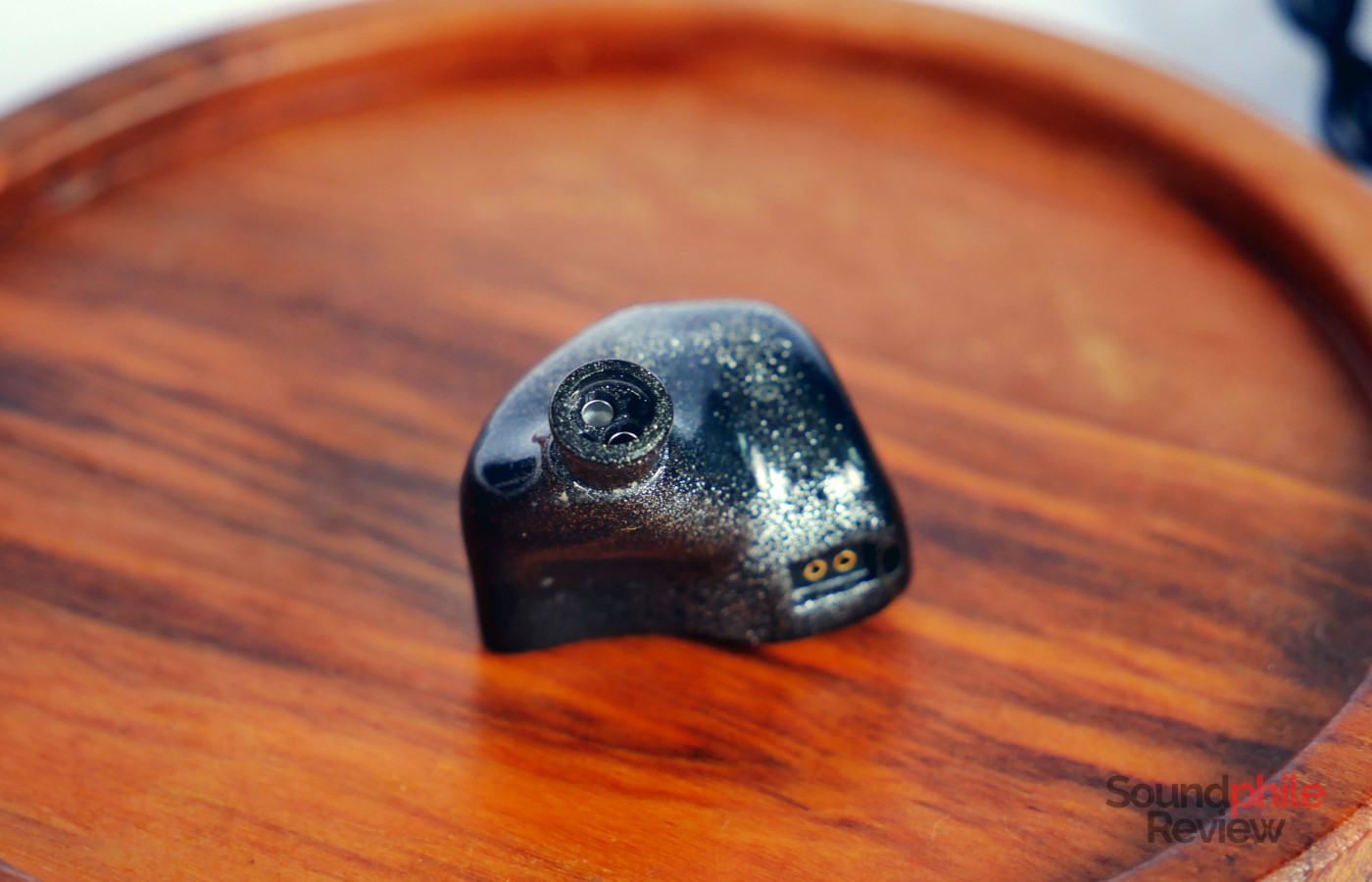 The IO Audio SOGNO has exposed tubing, with no grille to protect them from dirt