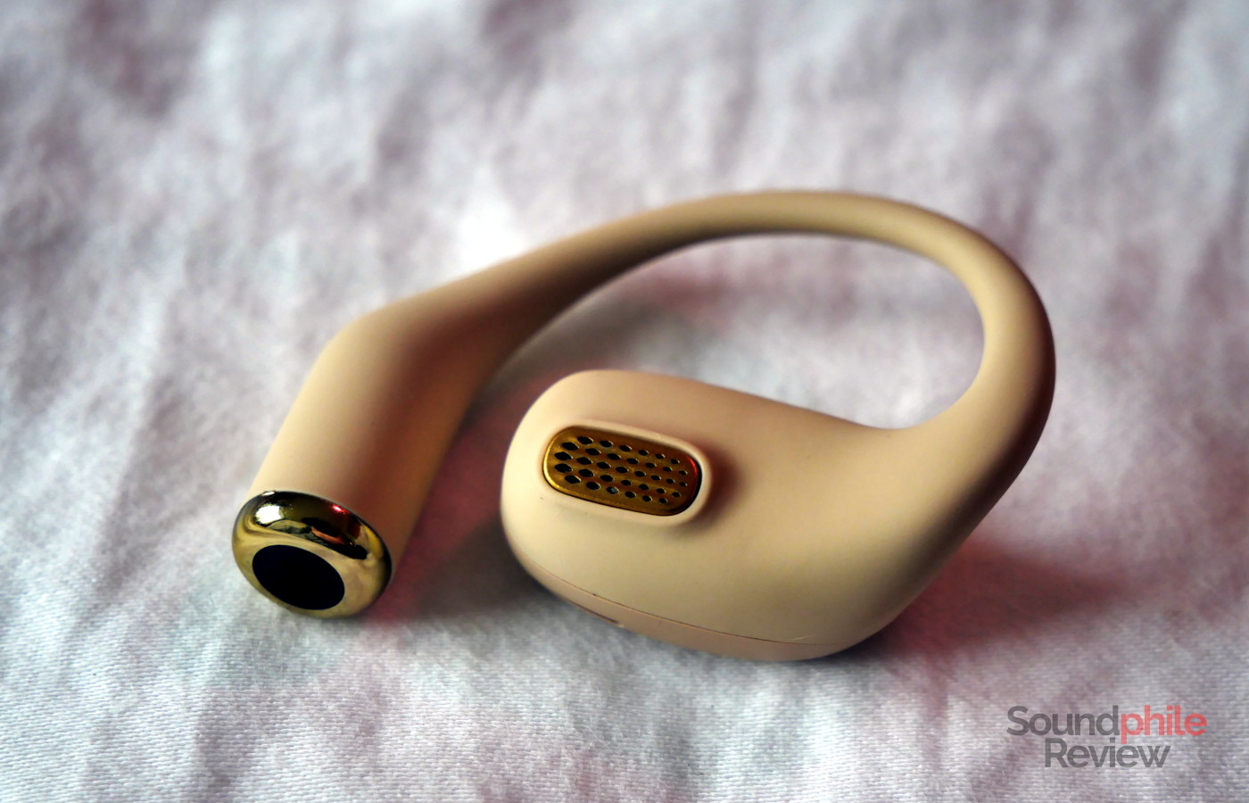 The Kiwi Ears Spark have a grille whence the sound comes out