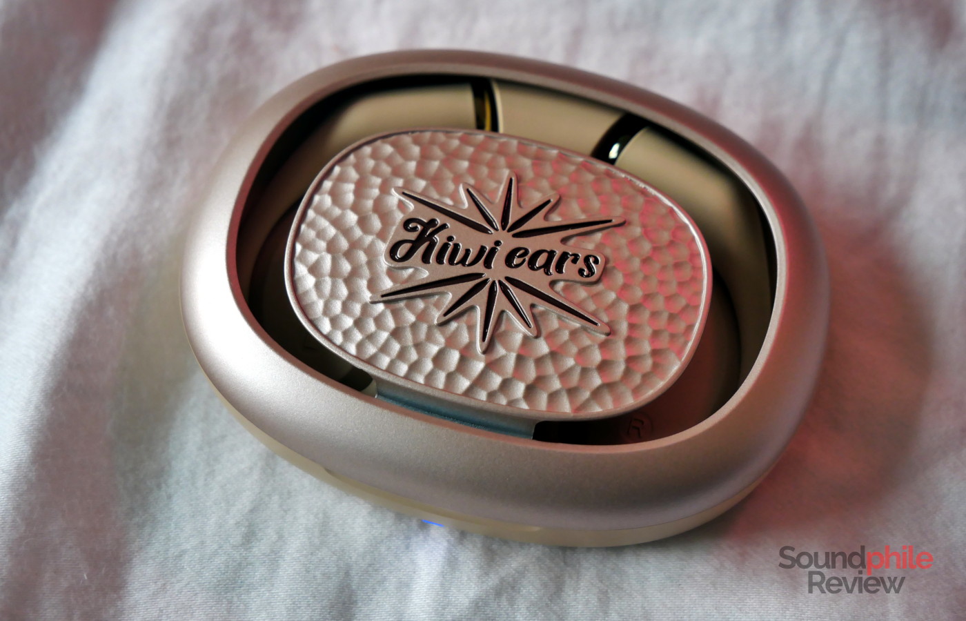 The Kiwi Ears Spark case has a hammered metal lid