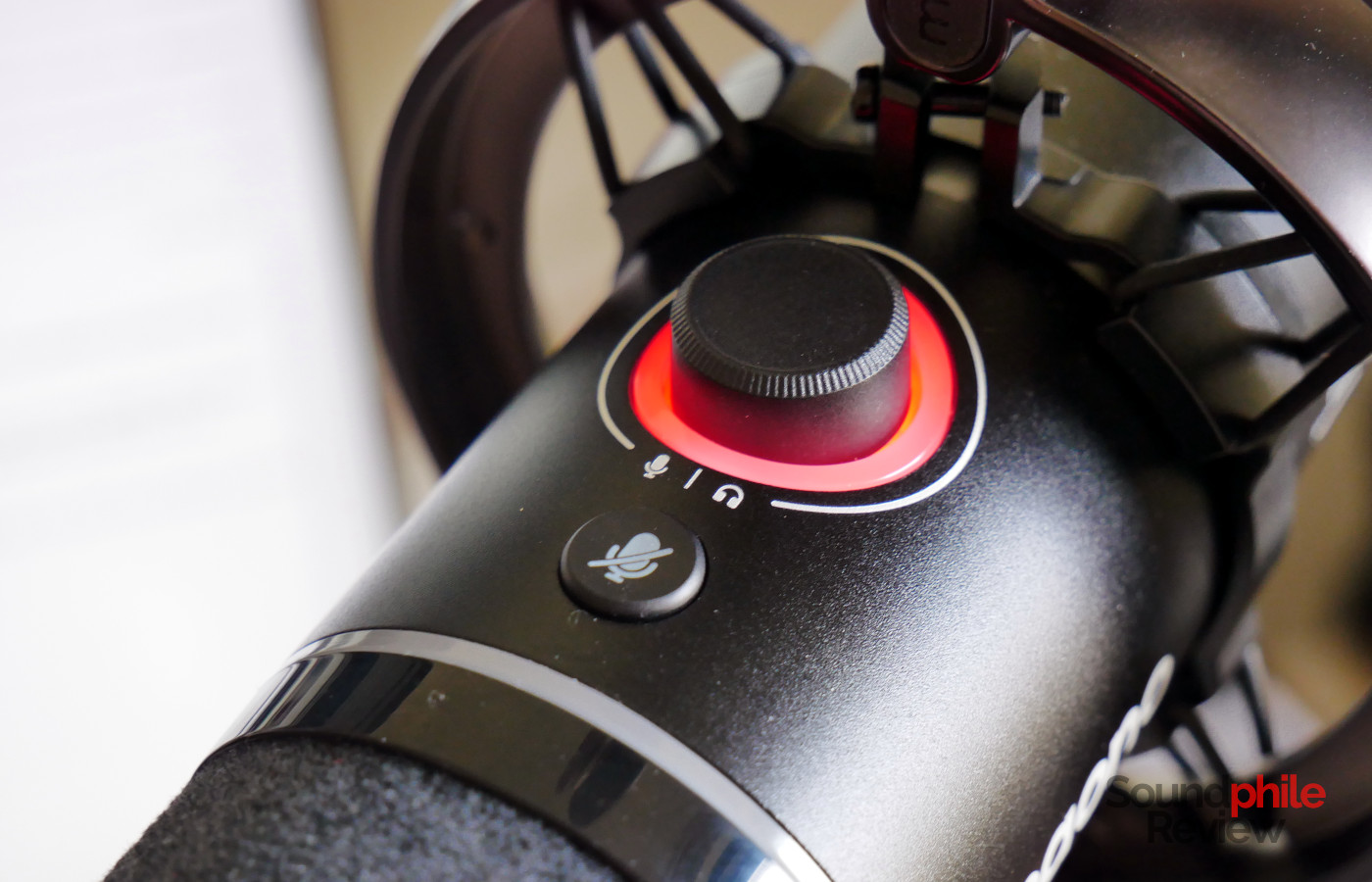 The ring around the volume knob on the Maono PD200W turns red when the microphone is muted