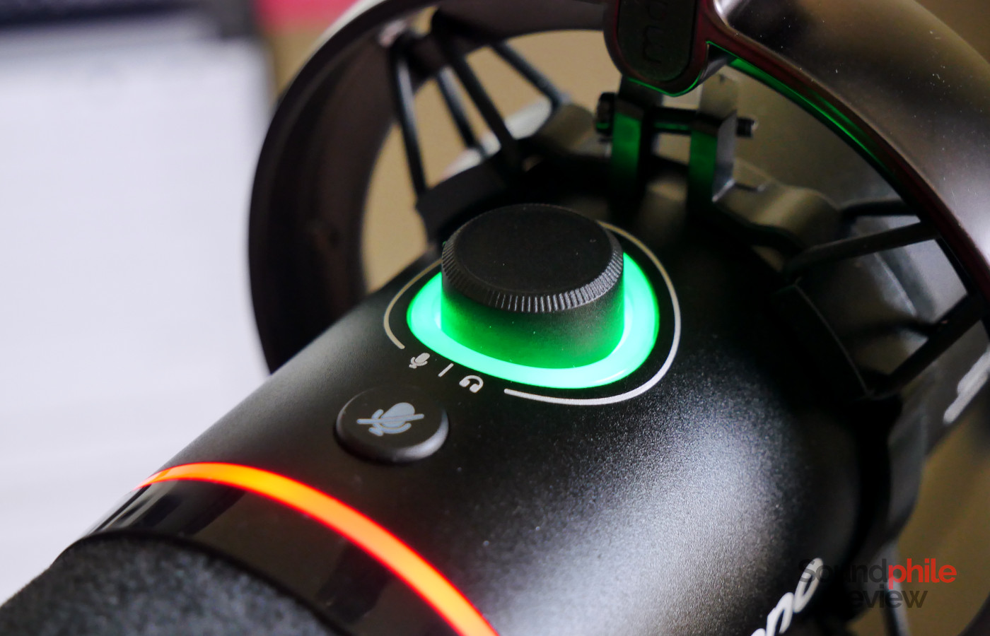 The ring on the Maono PD200W turns green when ANC is enabled