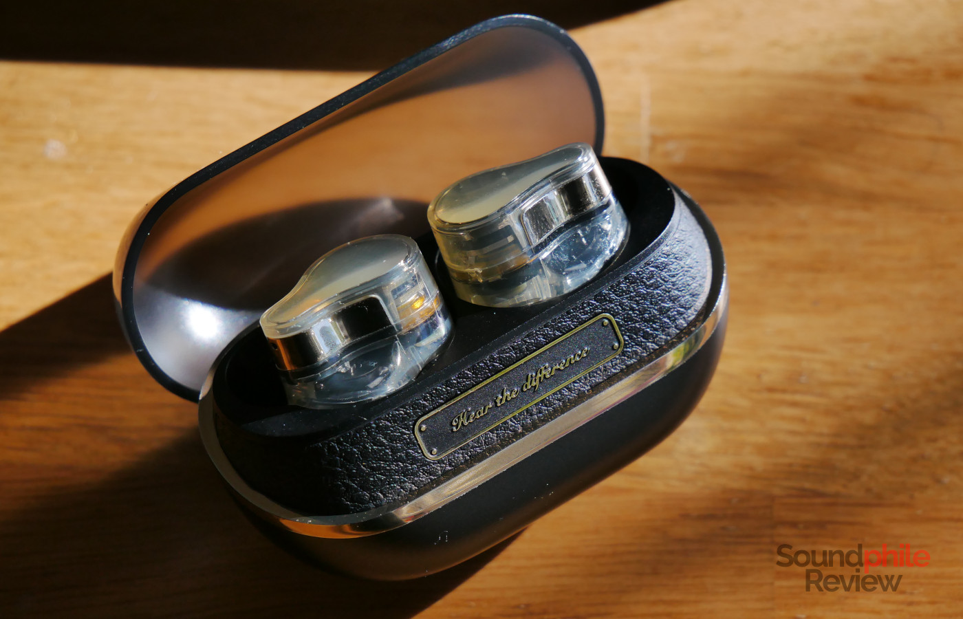 The Soundpeats H3 have a case with a transparent lid