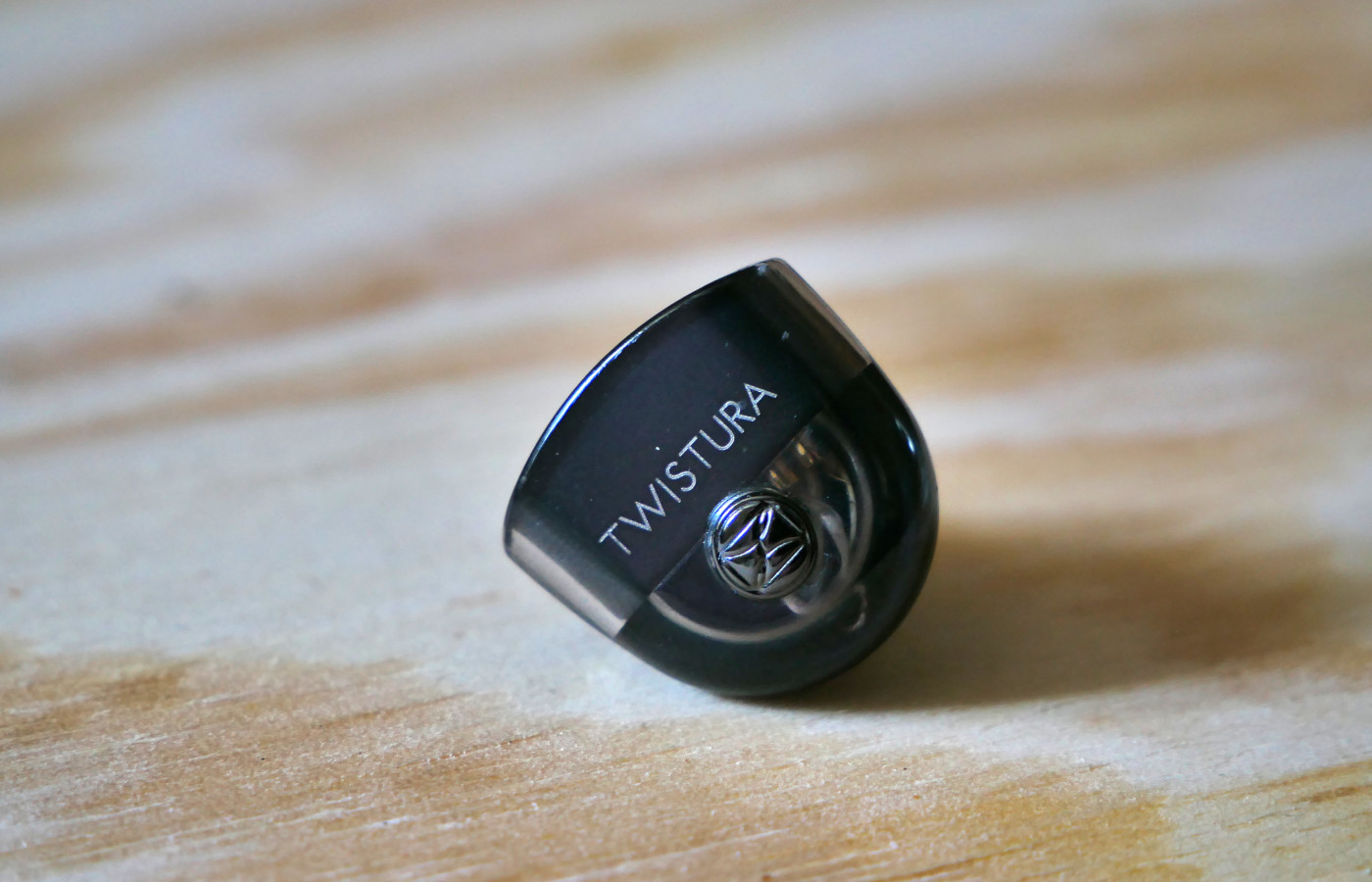 The Twistura D Minor has a shell made of zinc alloy and transparent plastic