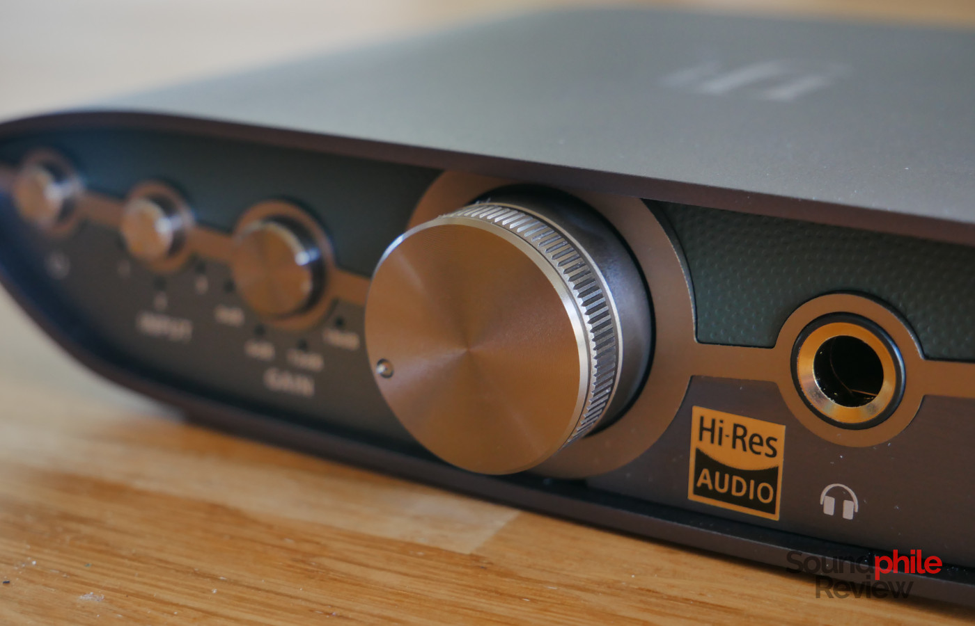The volume knob of the iFi ZEN CAN 3 is quite large compared to the buttons next to it