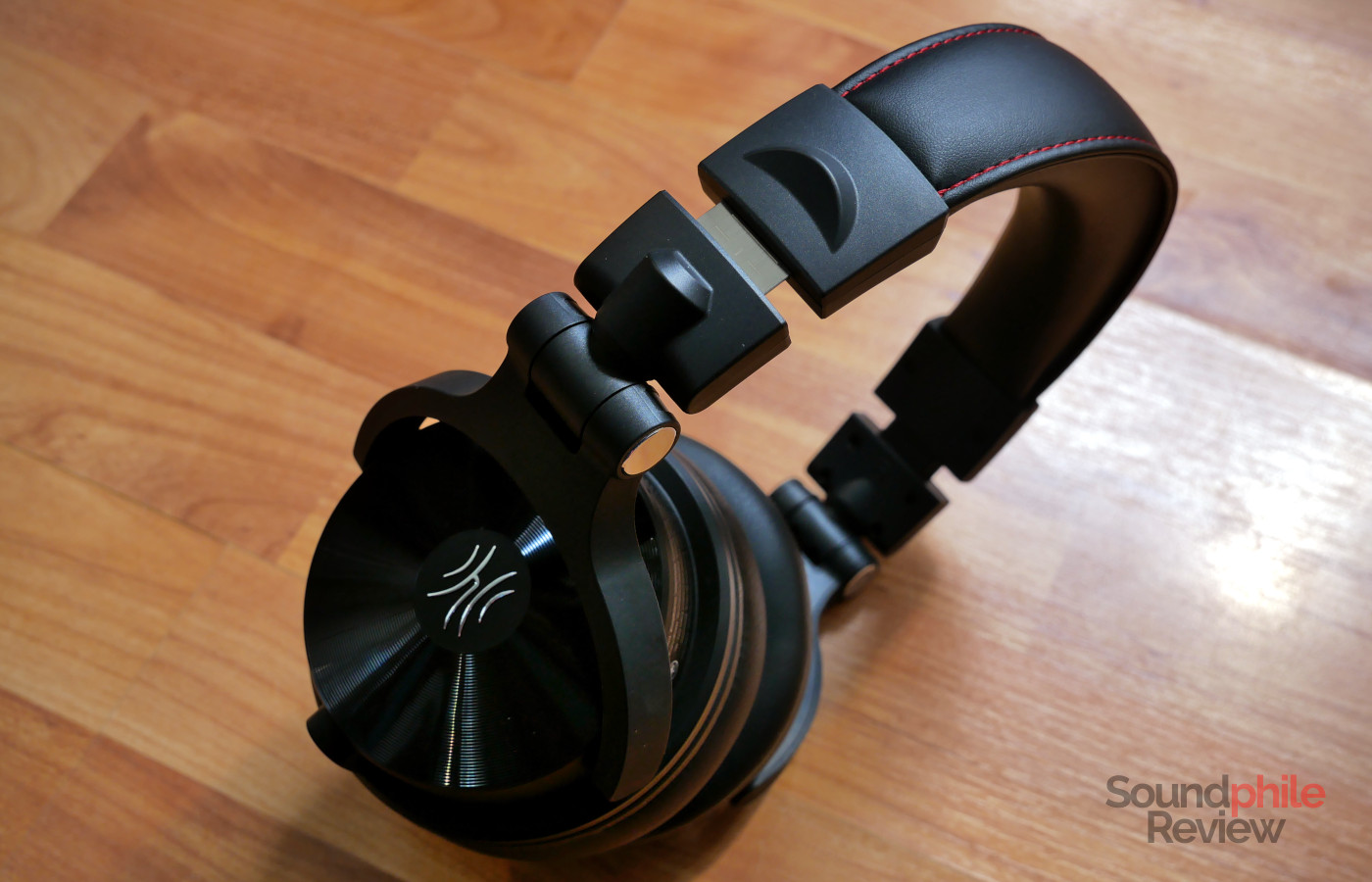 The OneOdio Studio Max 2 feature gimbals that allow the earcups to move quite freely
