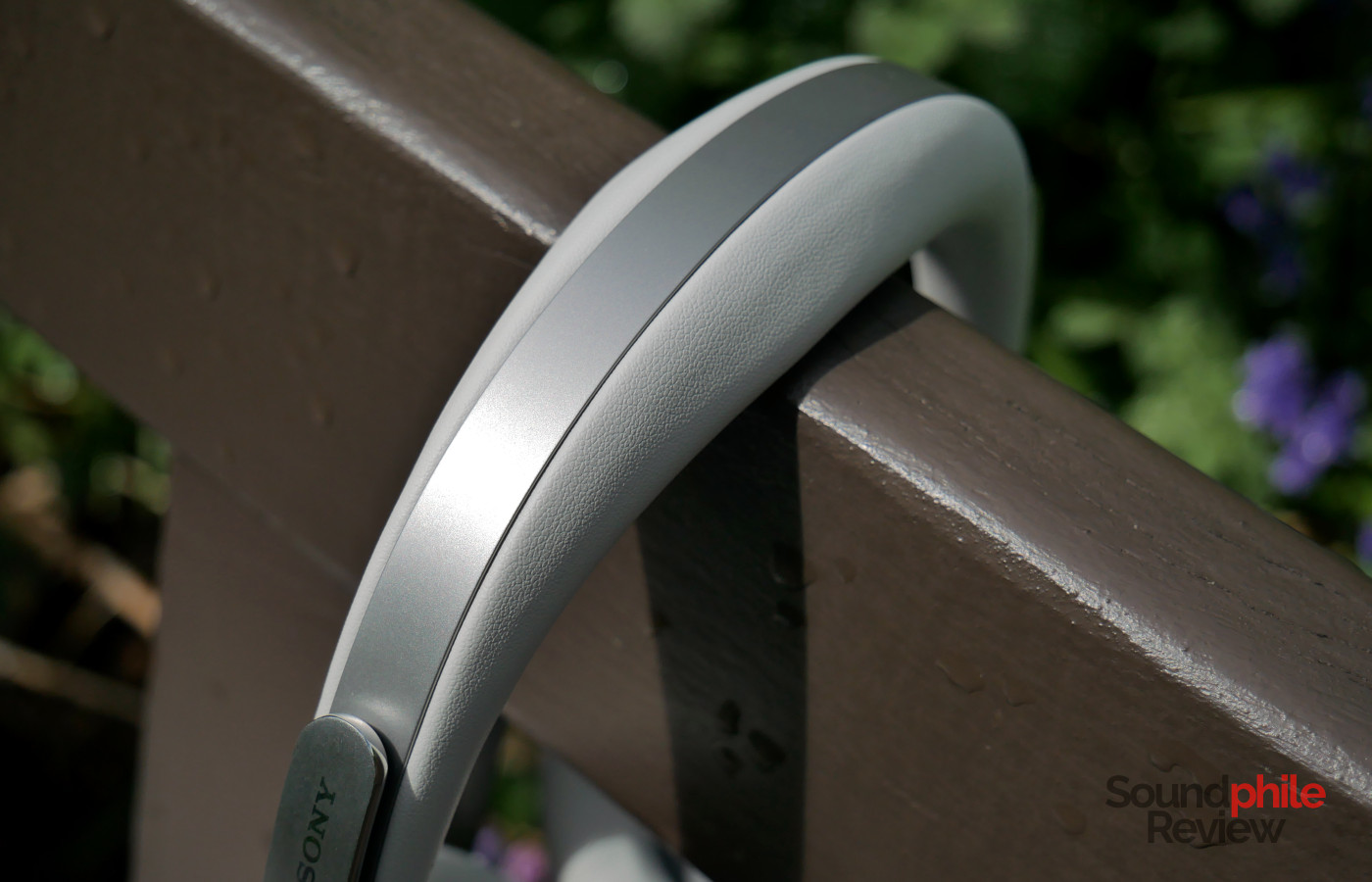 The headband of the Sony 1000X THE COLLEXION is made so that it deforms and retains a high level of comfort while also looking sleek