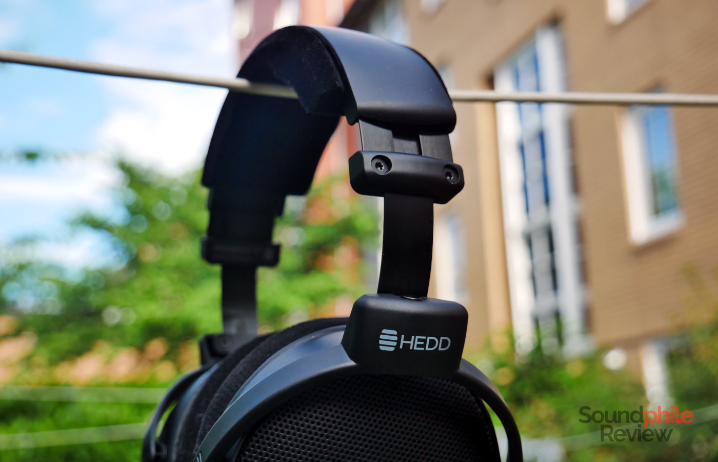 The headband of the HEDD HEDDphone D1 has visible screws on it