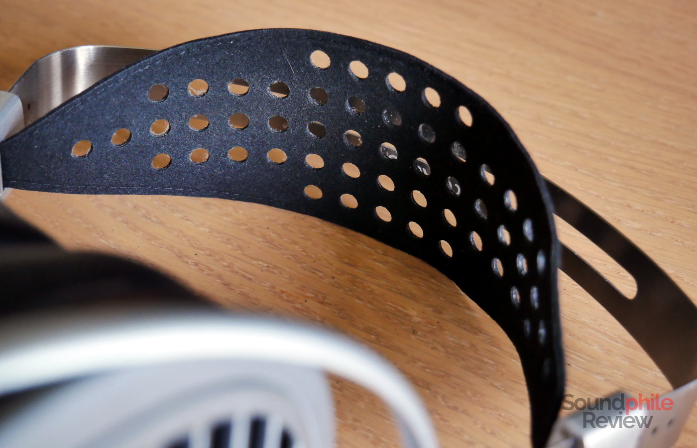 The HiFiMAN HE1000SE have a suspended, perforated headband