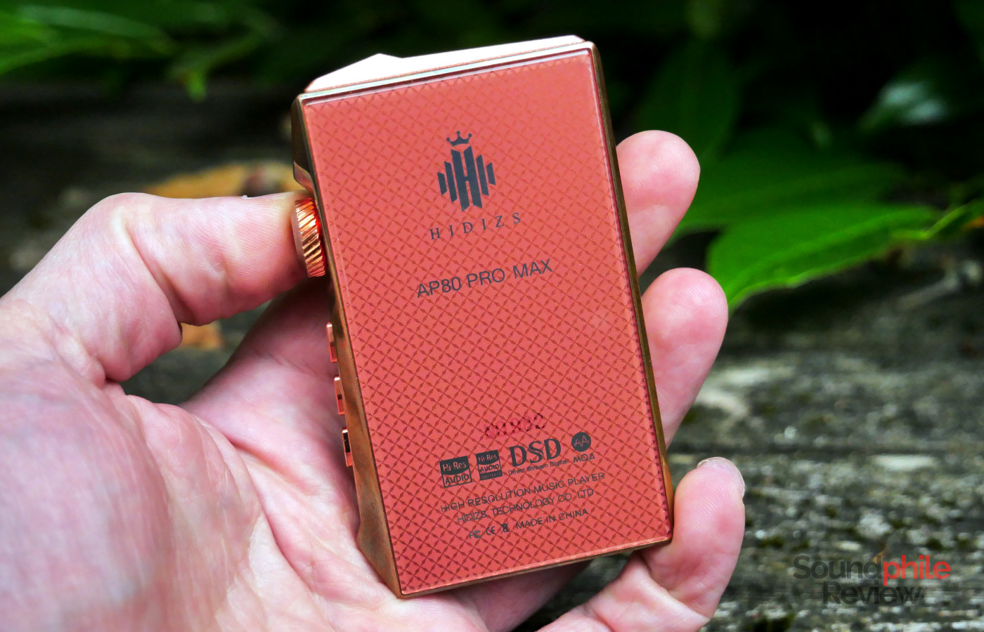 The Hidizs AP80 PRO MAX's back is covered in glass and features a diamond pattern