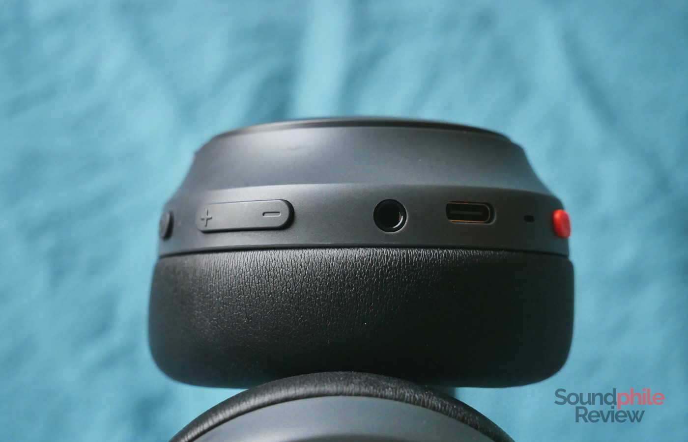 All the Tozo HT3's controls are on the earcup on the right hand side
