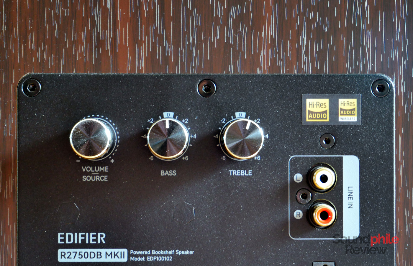 There are three knobs on the back of the Edifier R2750DB MKII: volume, bass and treble