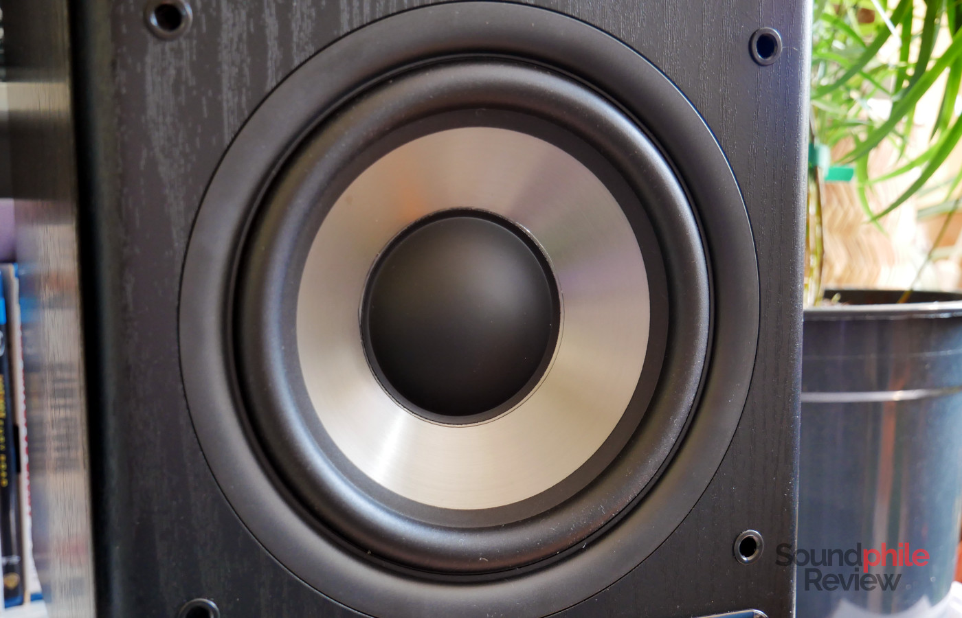 The Edifier R2750DB MKII feature a large 7-inch woofer