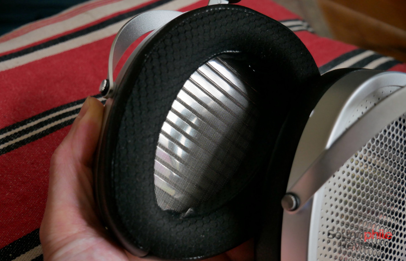 Picture that shows how the magnets are clearly visible from the inside of the earcups
