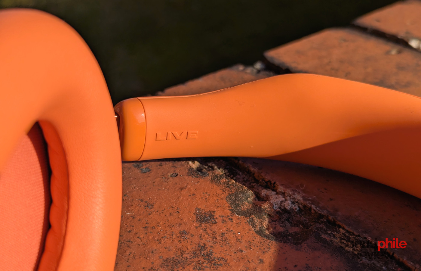 The JBL Live 780NC feature the "Live" logo on the silicone headband