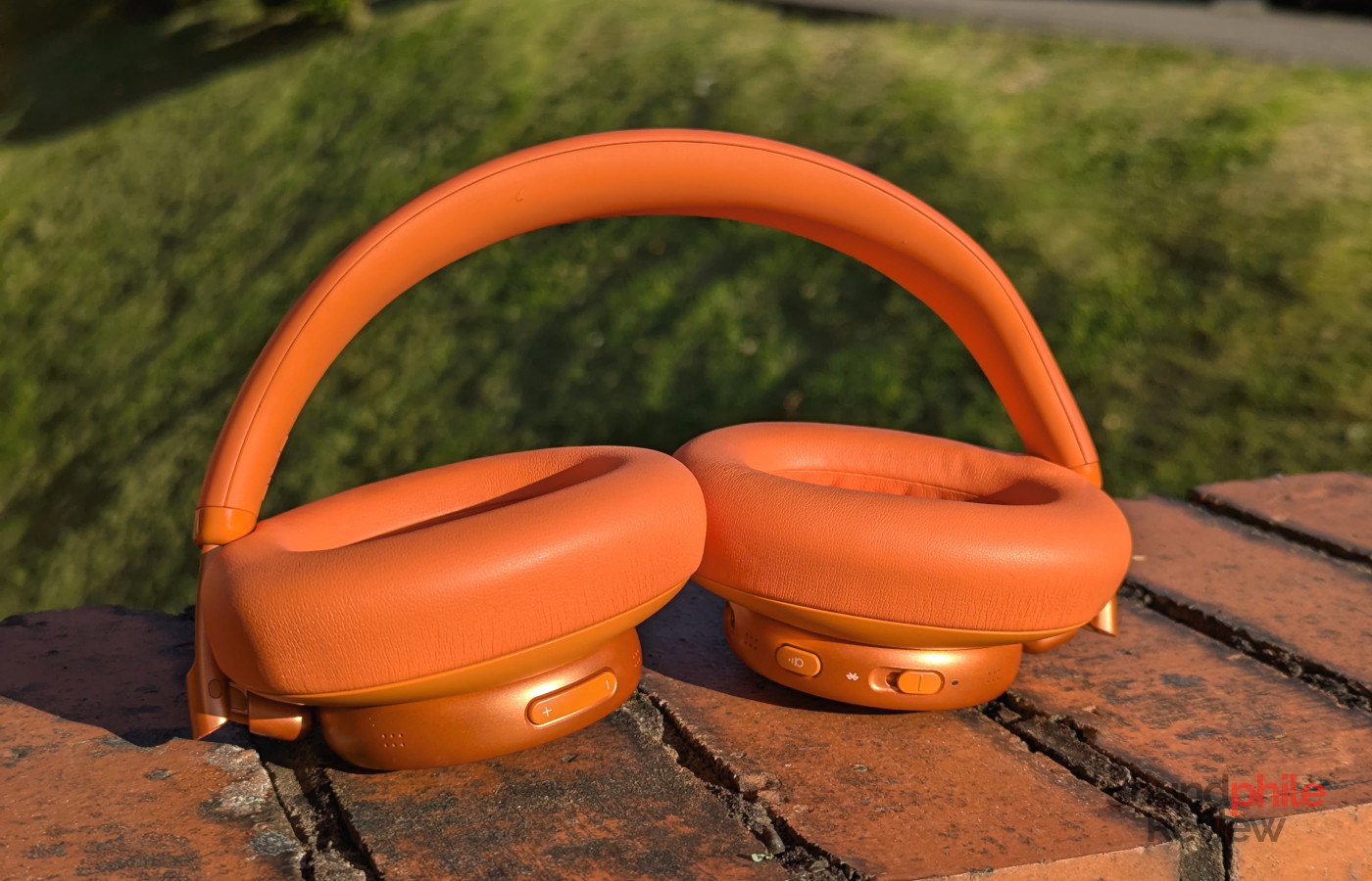 The picture shows how the JBL Live 780NC can fold, which is imperfectly