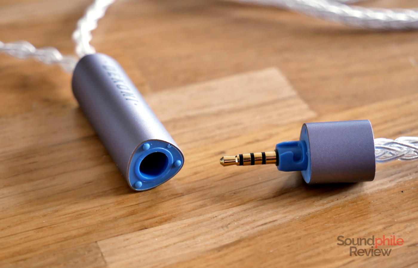 A picture showing the 2.5 mm jack system connecting the two halves of Dekoni Ensemble cables