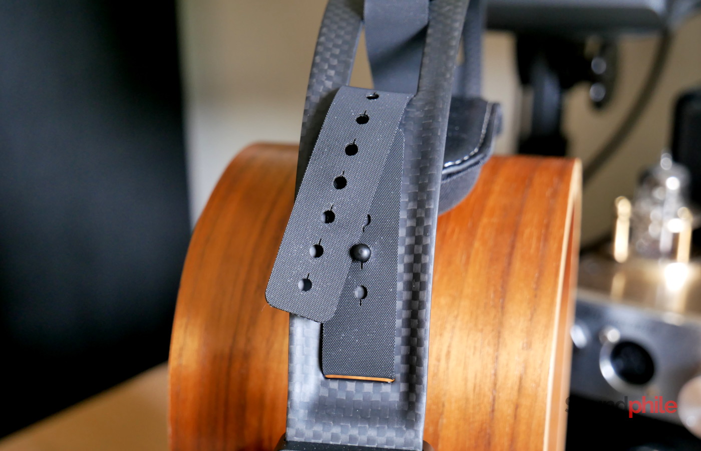 Picture that shows the HEDD HEDDphone Two GT's strap system; the strap coming from the top is fastened on top of the one coming from the bottom.