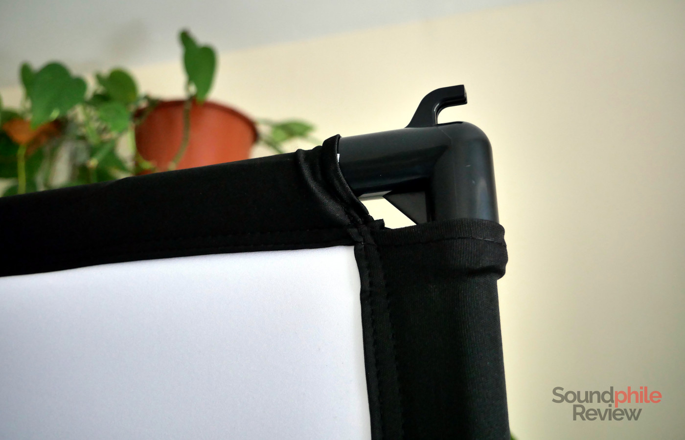 Picture that shows how the corners of the Nebula projector screen fit very tightly into the fabric and are therefore difficult to install.