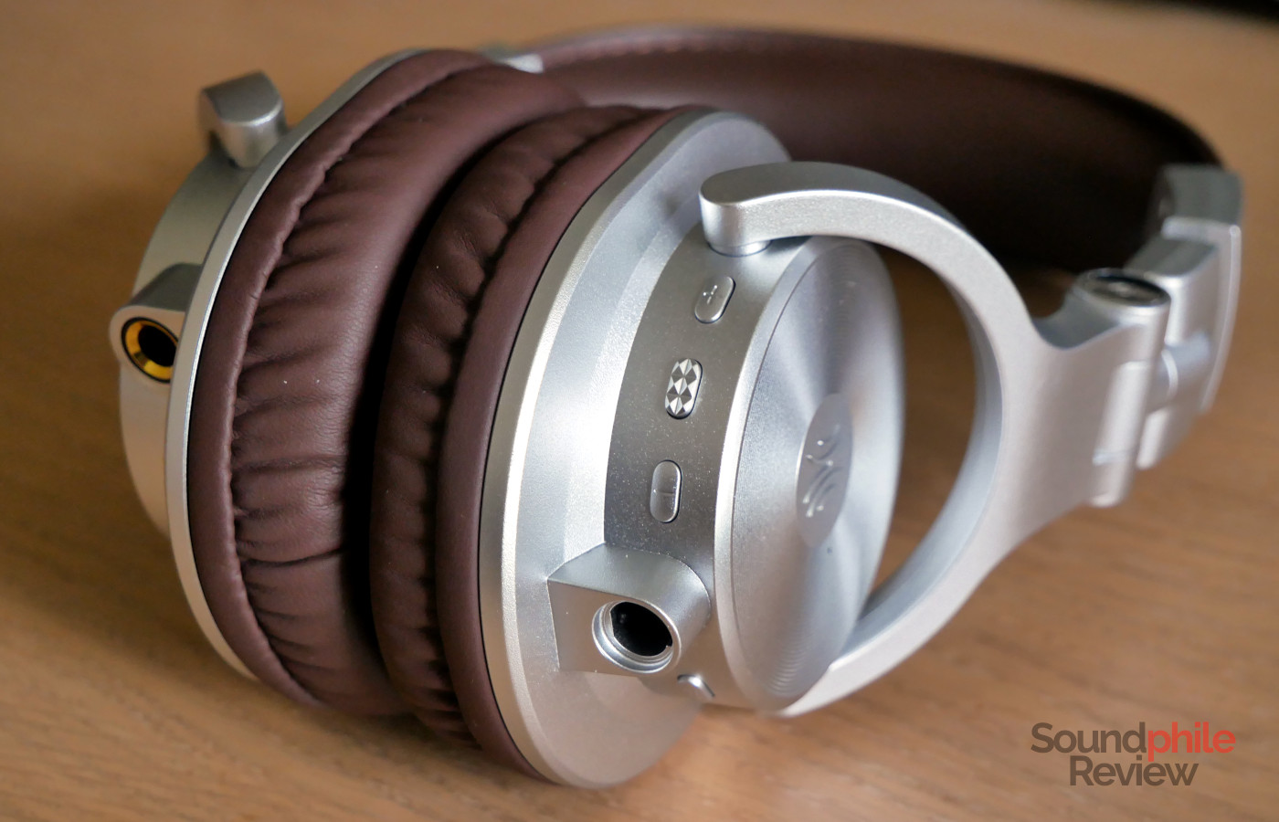 All the OneOdio A70 Gen 2's controls are on the cup on the right hand side