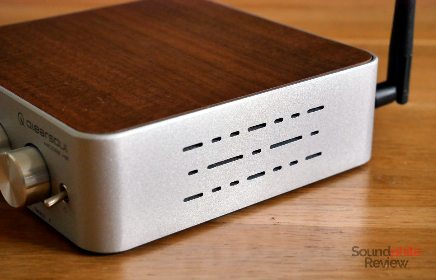 The side of the Qlearsoul HiCore H2 features holes to guarantee air circulation