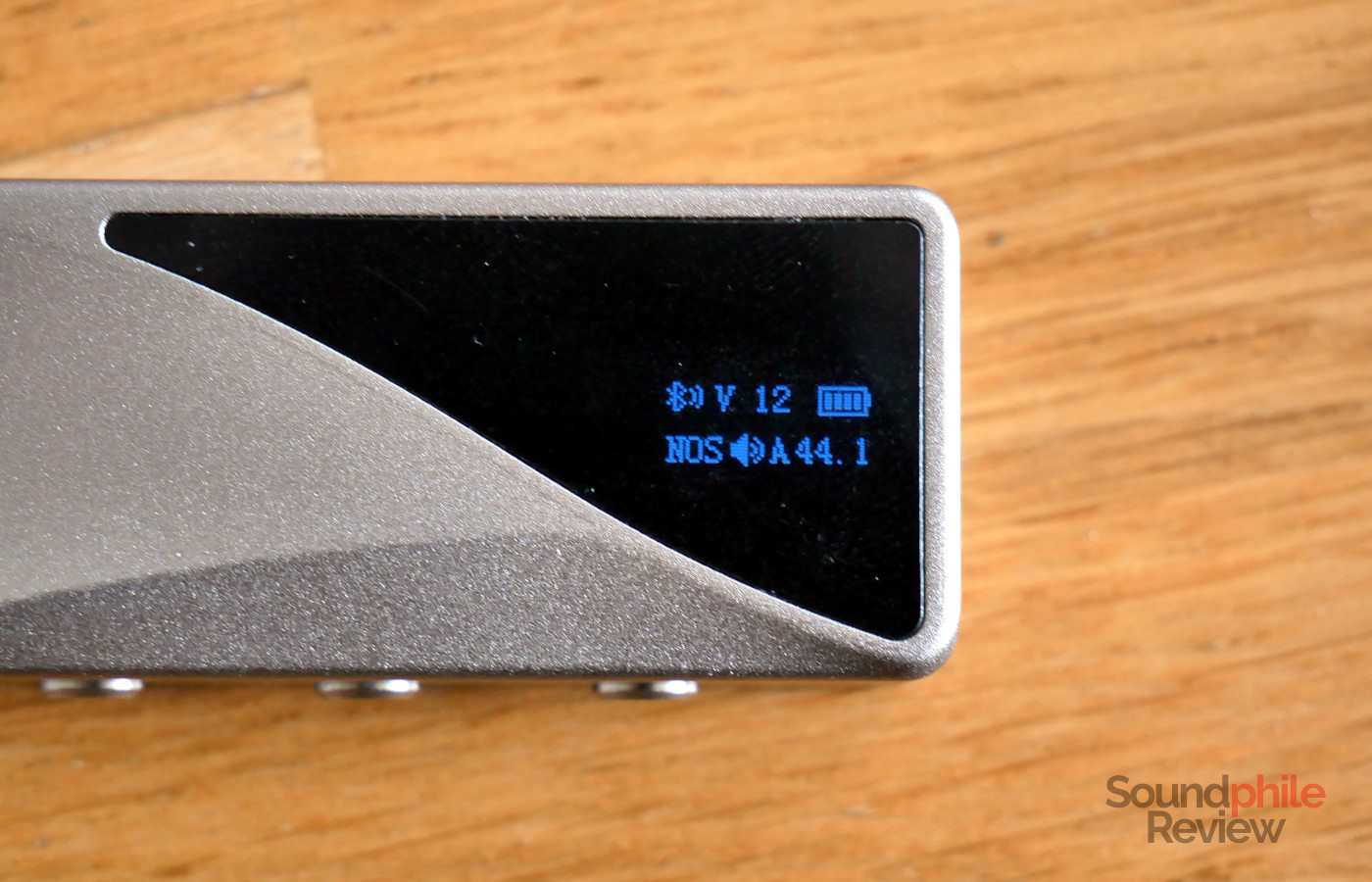 Picture of the small screen on the Soundaware MDAT3 where you can see information on Bluetooth connectivity, active control mode, volume, battery charge, filter type, and sampling rate.